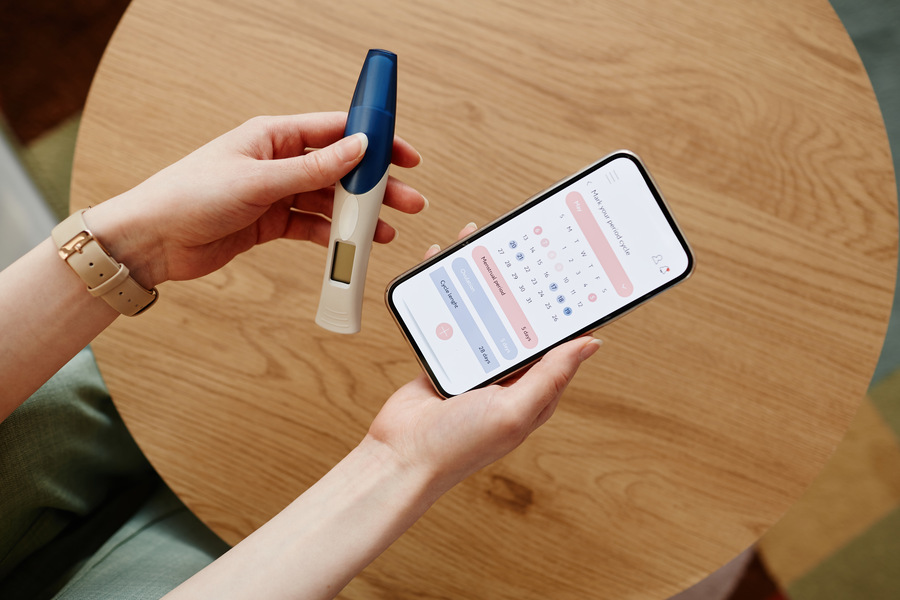 Une femme tenant un test d'ovulation qui essaie d'avoir un bébé après retrait de son implant