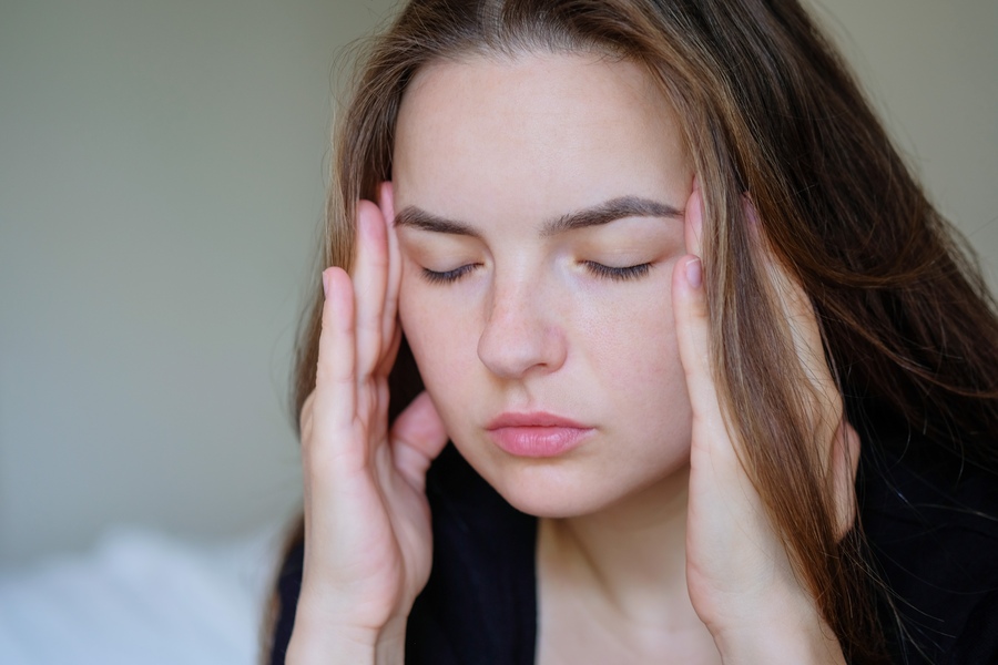 Une adolescente stressée et qui ressent des fourmillements dans son cuir chevelu