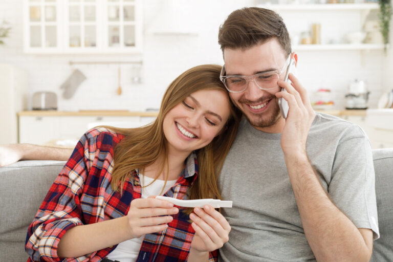 Un couple qui essaie de voir le meilleur moment pour tomber enceinte en vérifiant le test d'ovulation après le retrait de l'implant