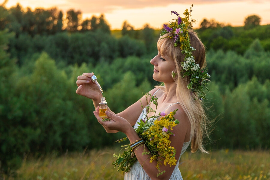 Une fille tenant un contenant de fleur de bâche qu'elle veut utiliser pour perdre du poids