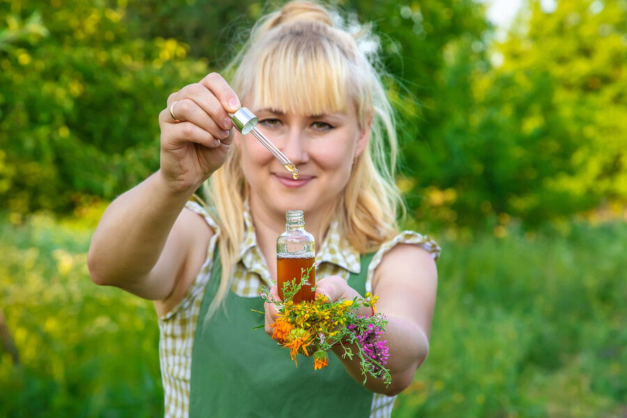 Une femme montrant un flocon de fleur de bâche efficace pour maigrir