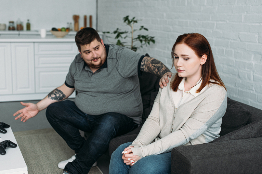 L'homme critique sa femme à cause de son poids qui lui rend moins attiré par elle