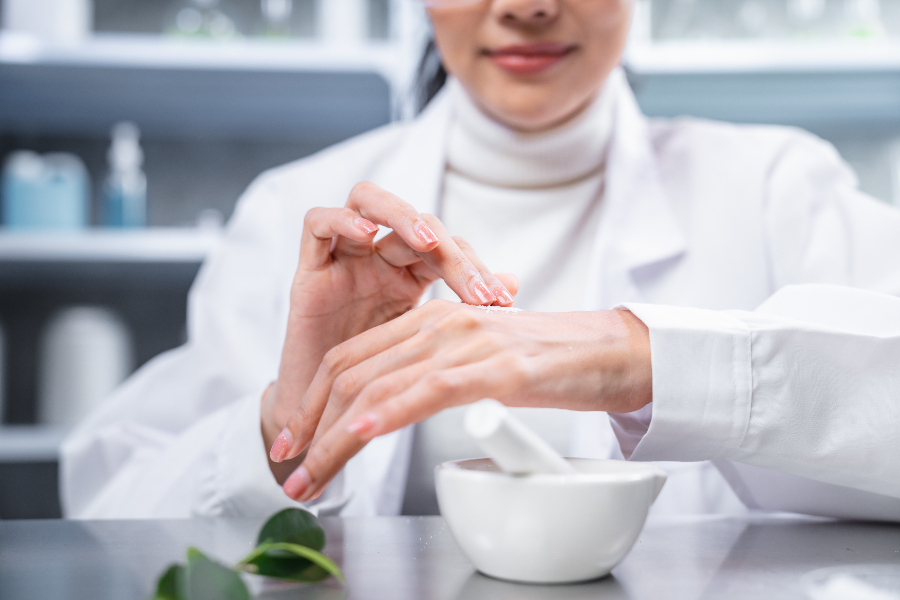 Une femme appliquant un traitement en naturopathie pour soigner son eczéma