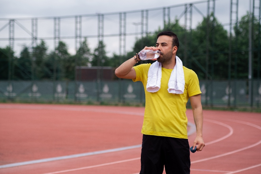 Un shaker de protéine posé sur un banc de musculation
