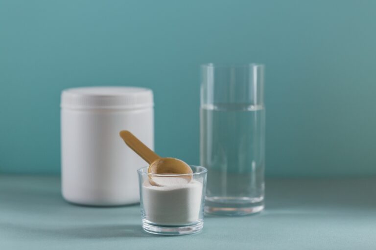 Deux pots de collagène côte à côte : un étiqueté « marin » avec illustration de poisson, l’autre « bovin » avec silhouette de vache