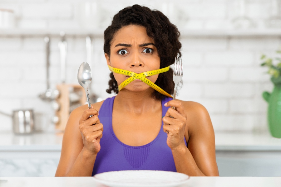 Une personne observe une perte de poids après ne plus manger le soir
