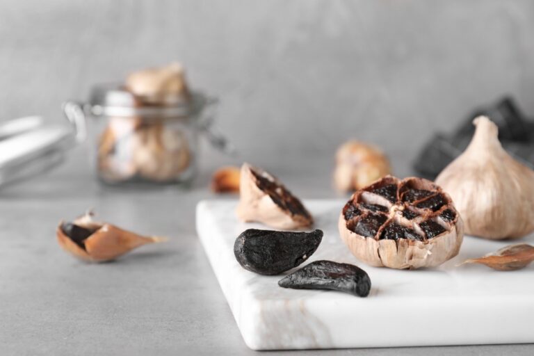 Des ails noir découpés sur une planchette