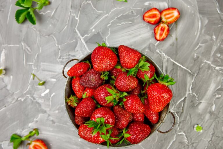 Un bol rempli par des fraises