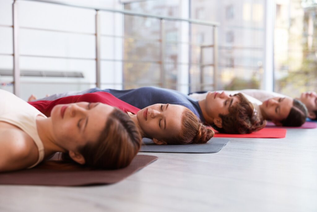Des adolescents pratiquant l'yoga nidra