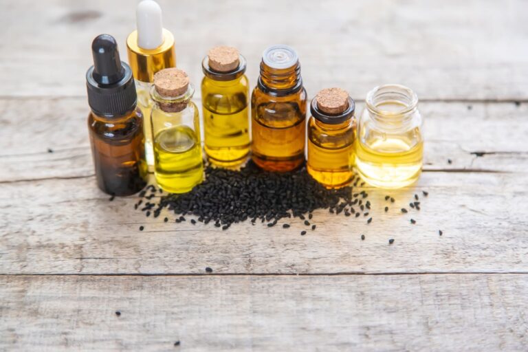Des flacons d'huiles de nigelle