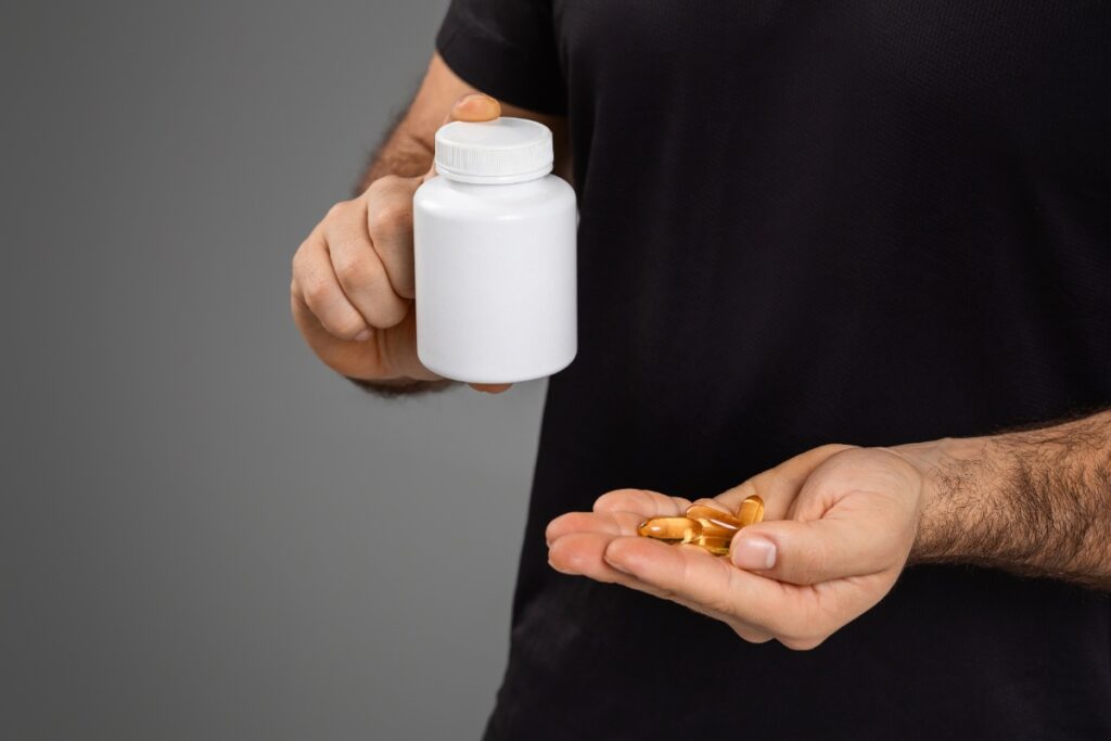 Un homme qui prend du complément alimentaire