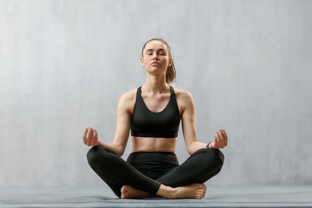 Une femme faisant de la méditation dans un endroit calme