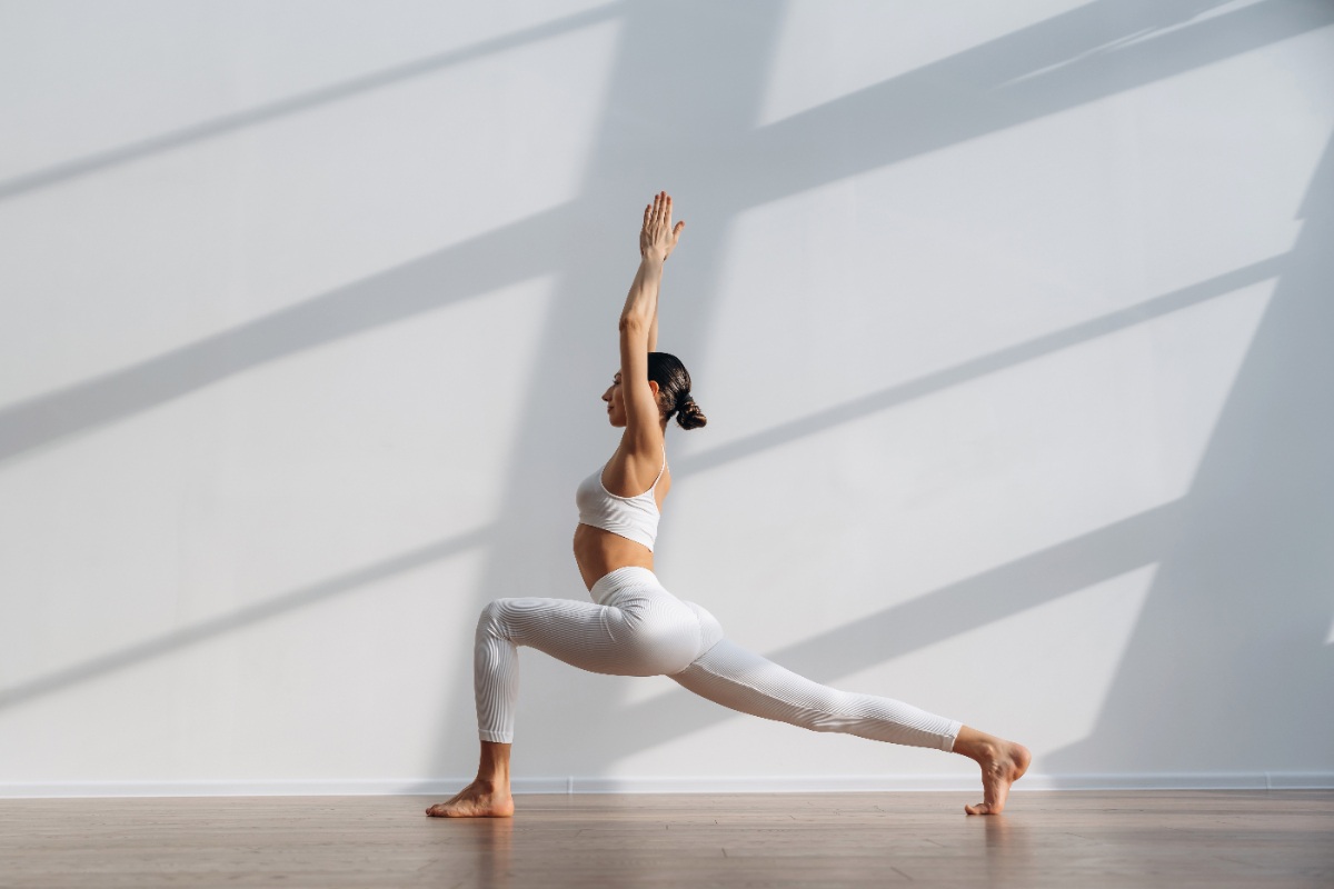 Une femme faisant du yoga Hatha Flow dans une salle