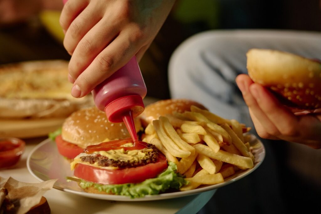 Une personne prenant des aliments en fast food