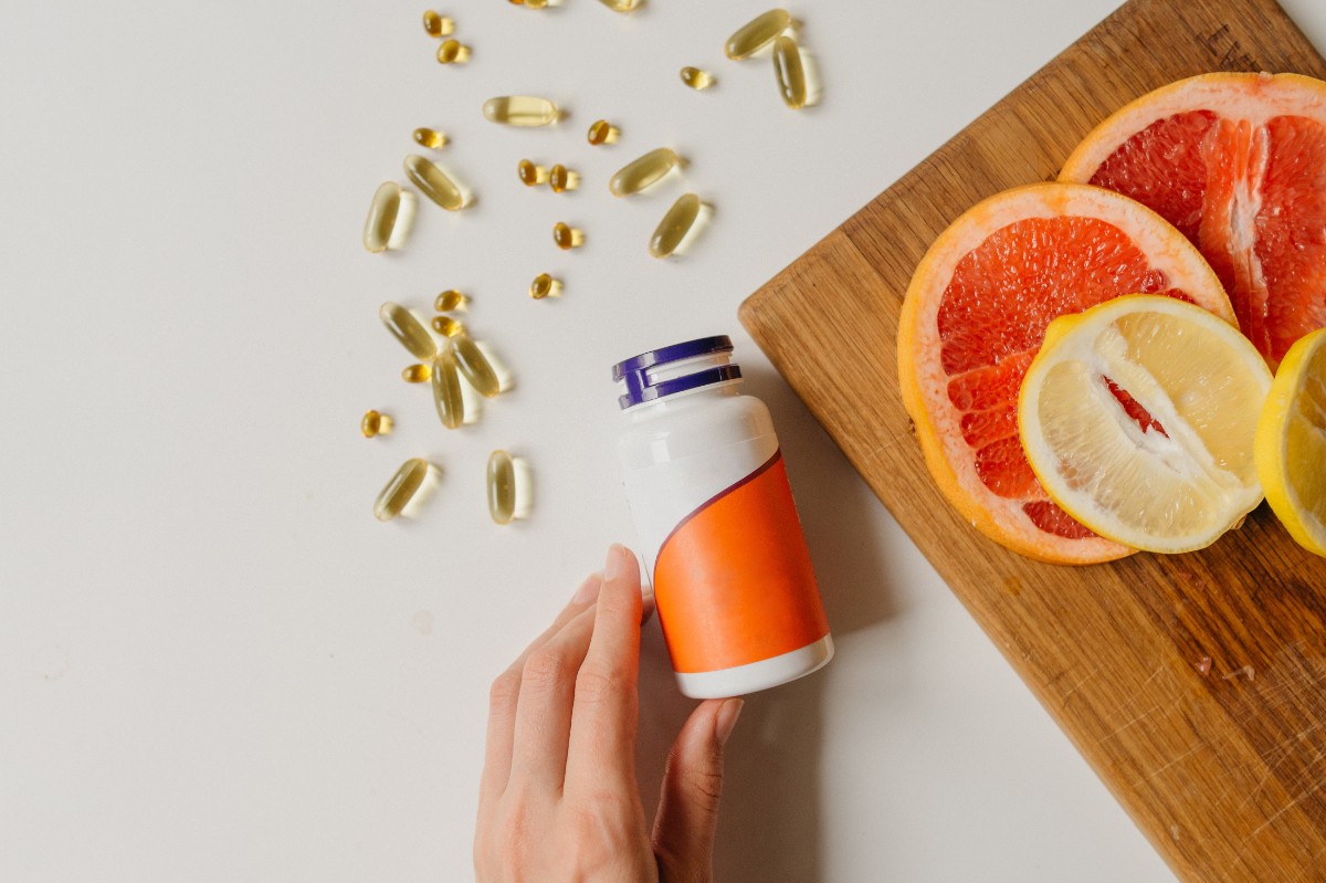 Une personne prenant une boîte de vitamine