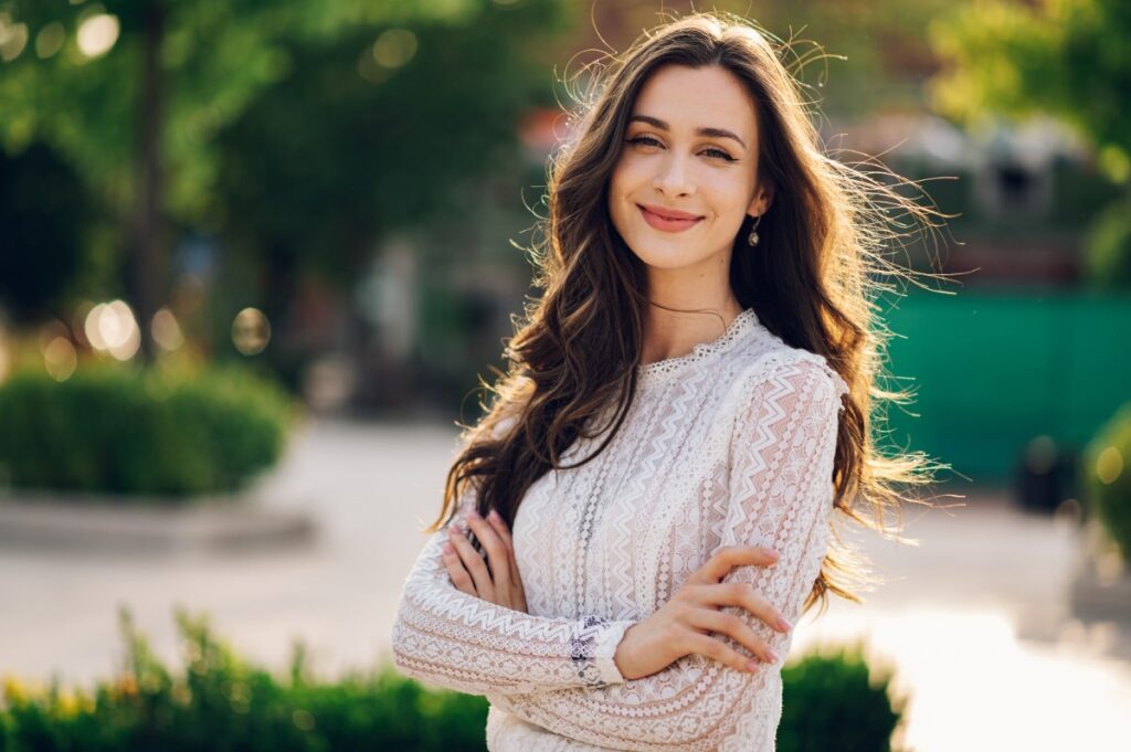 Une belle femme qui sourit