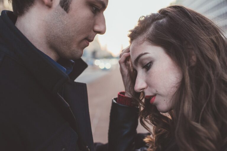Un jeune couple amoureux