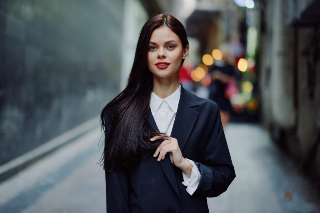 Une femme élégante portant un costume noir