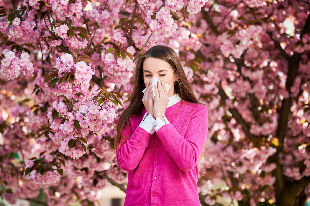 Une femme qui éternue dans son mouchoir