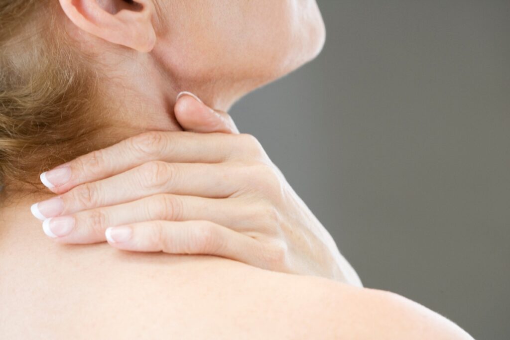 Une femme qui a mal à la nuque 