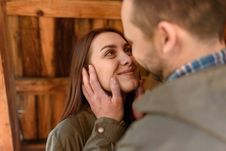 Un homme touchant la joue d'une femme