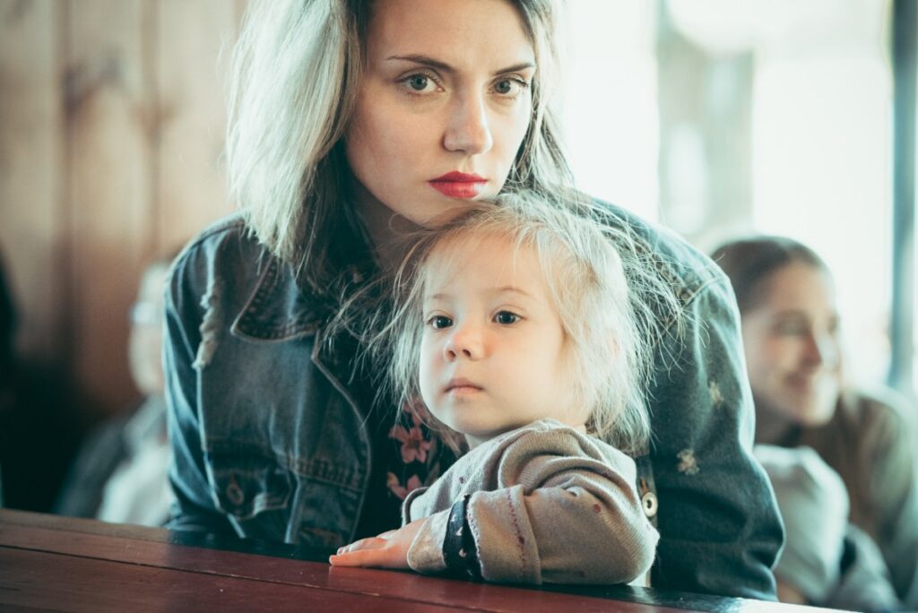 Une jeune mère avec son enfant