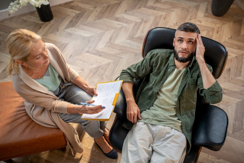 Une psychothérapeute qui consulte un patient