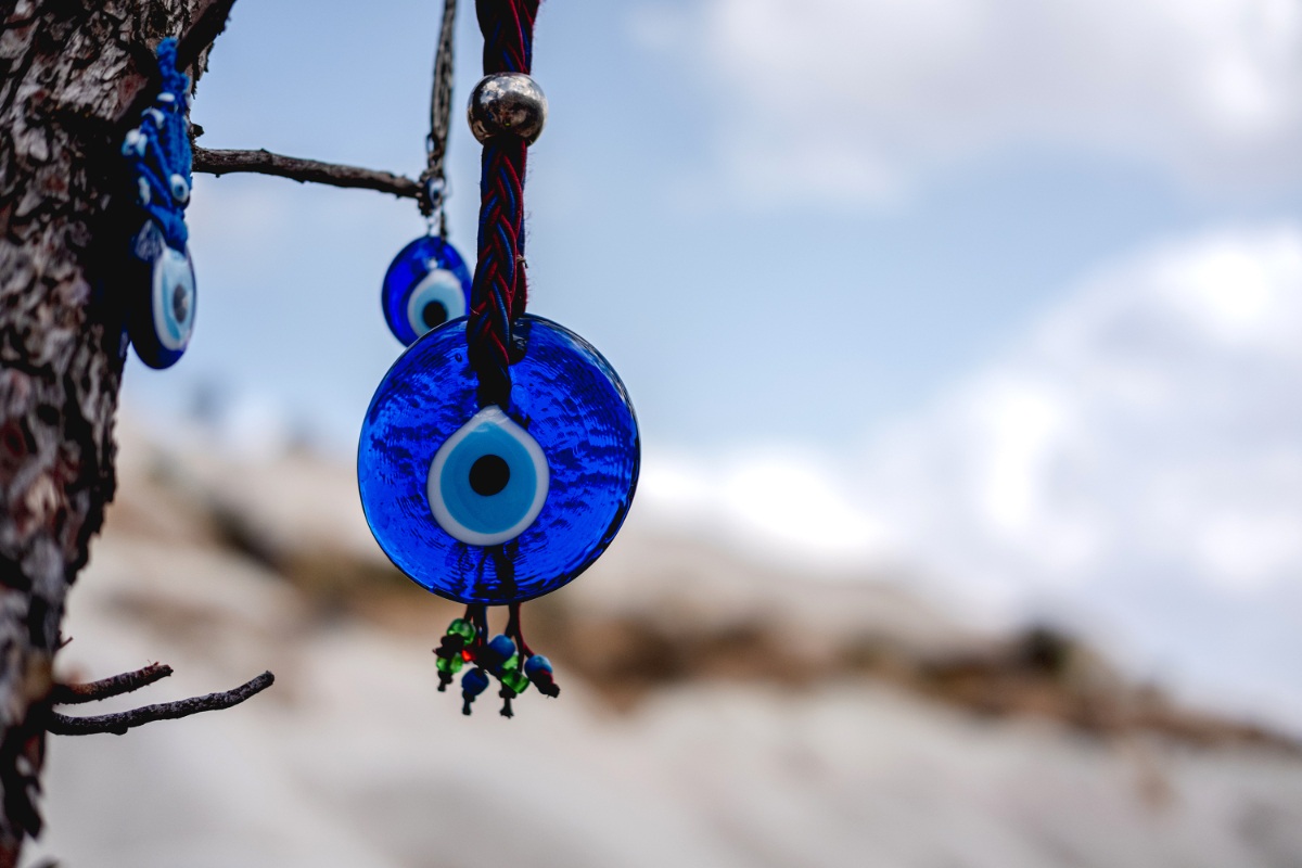 Amulettes avec oeil bleue suspendues sur un arbre
