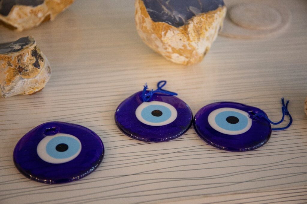 Amulettes avec des yeux protecteurs sur la table
