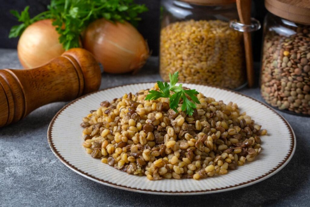 Une assiette de lentilles avec du persil sur la table