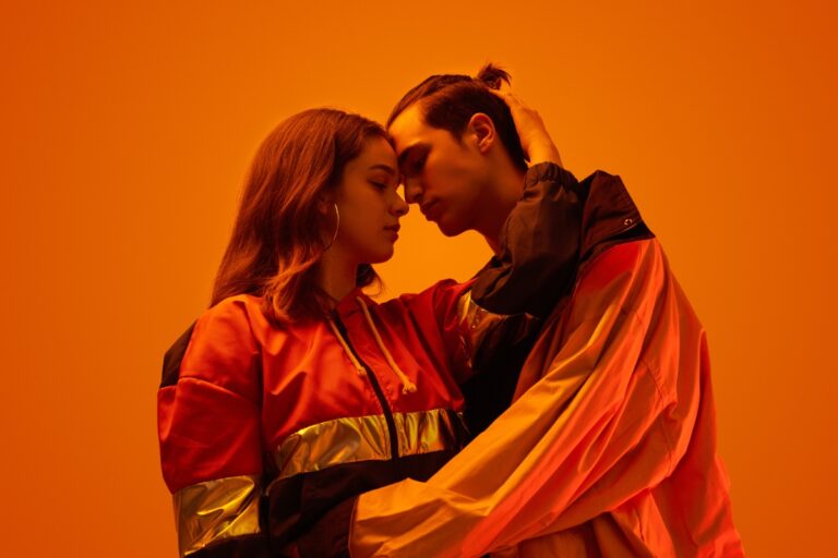 Un couple adolescent amoureux dans un studio
