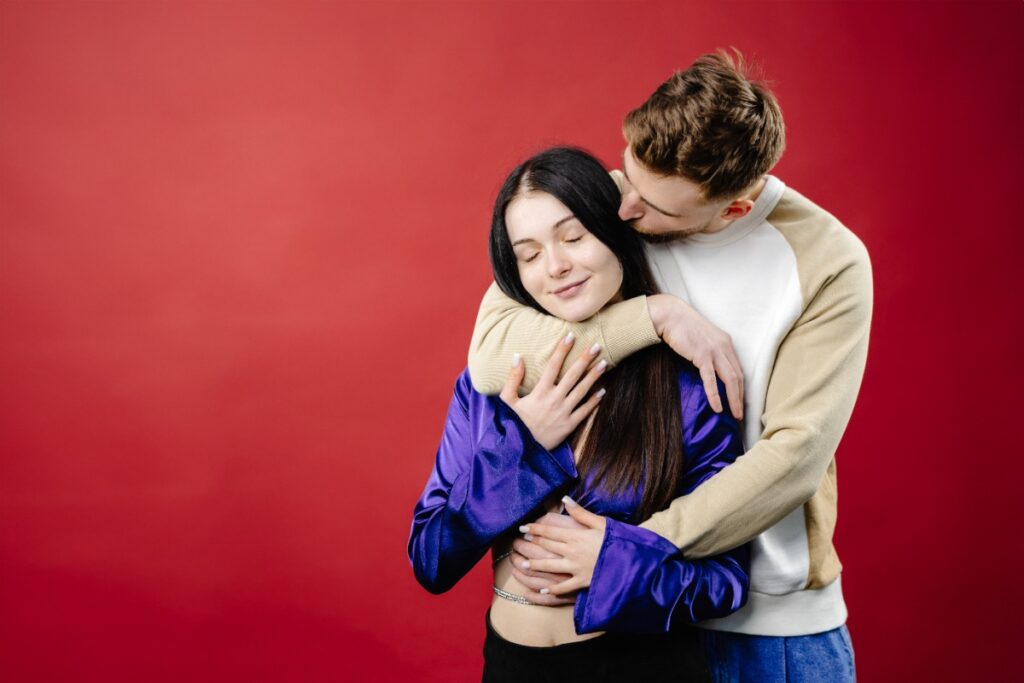 Un couple amoureux enlacés