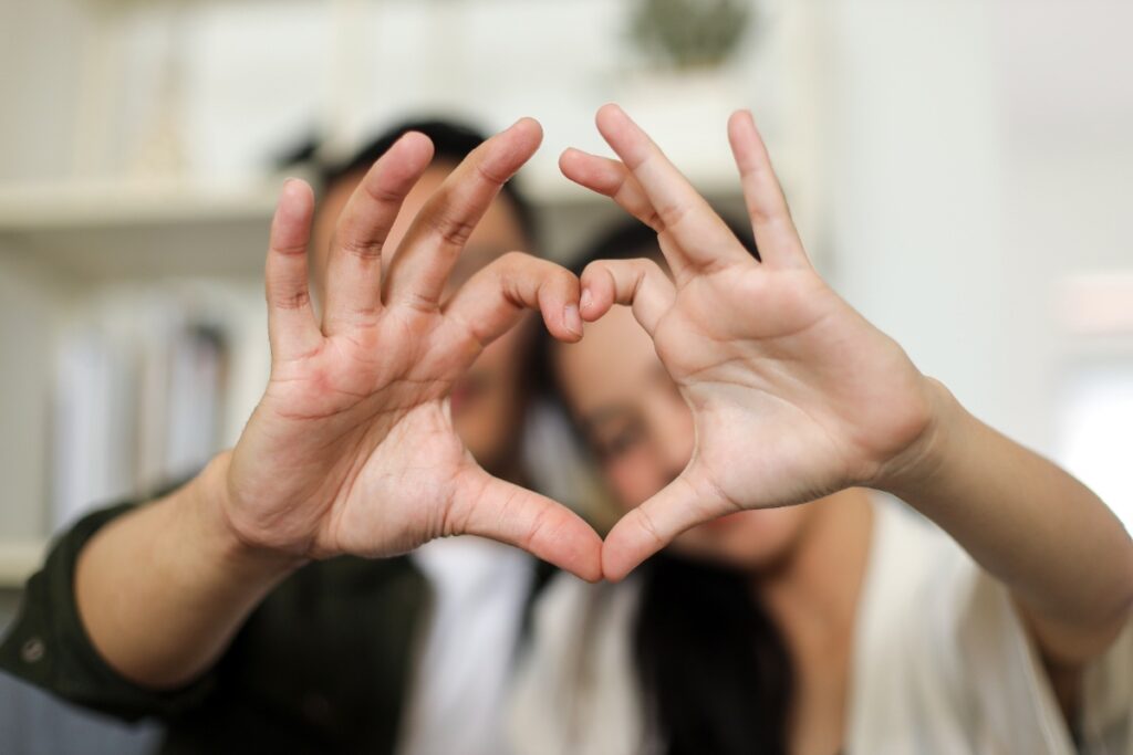 Un couple amoureux faisant un coeur