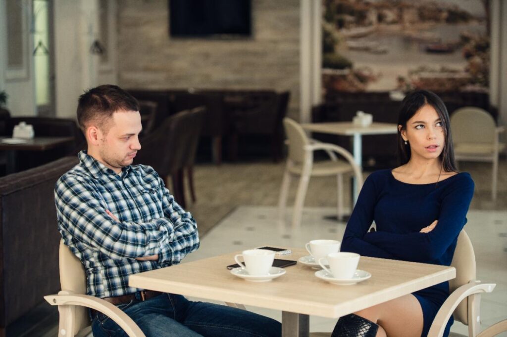 Un couple qui se fâche autour d'une table