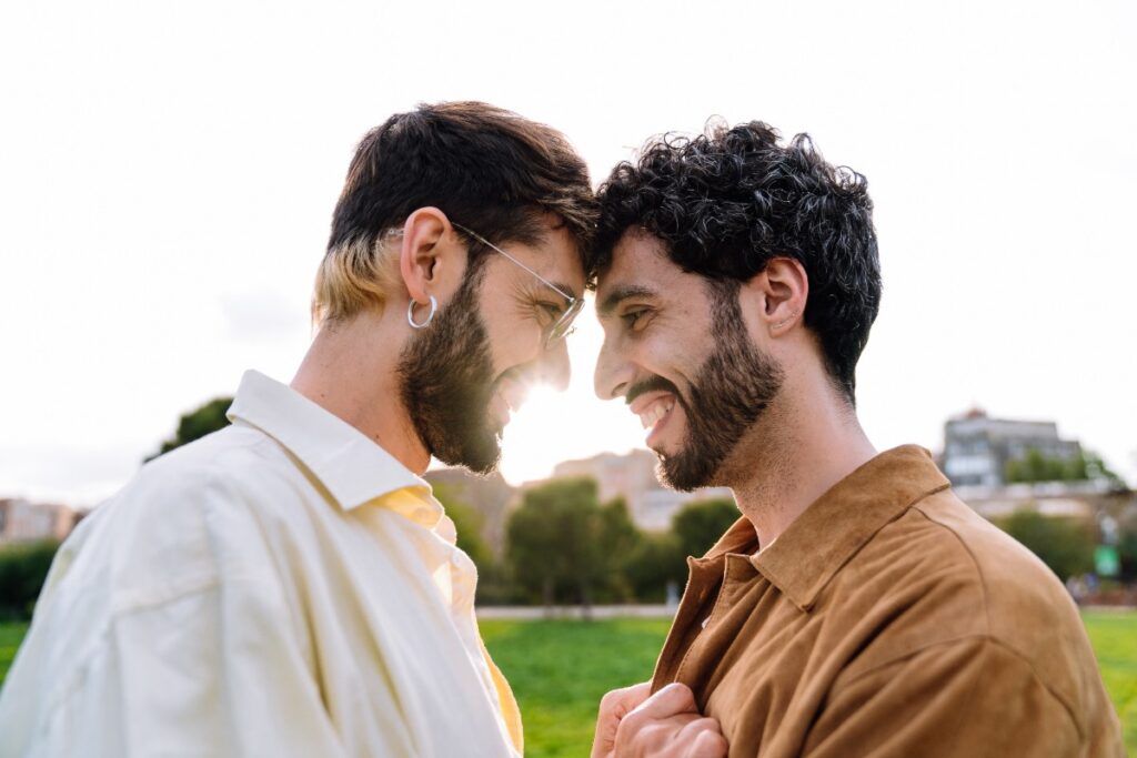 Un couple gay qui échange leur regard