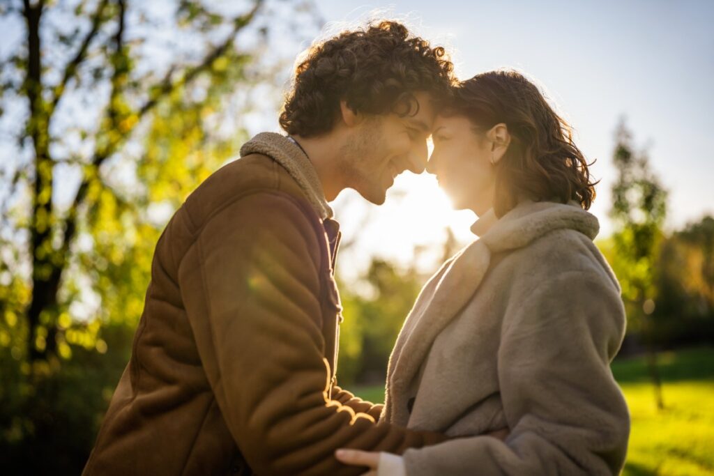 Un couple partageant un moment dans le jardin