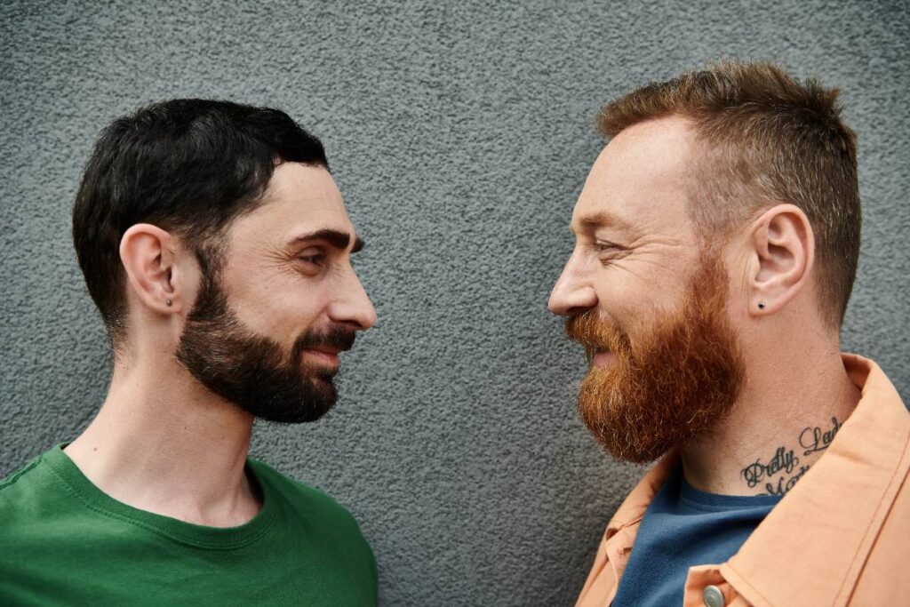 Deux hommes affectionnels qui se regardent