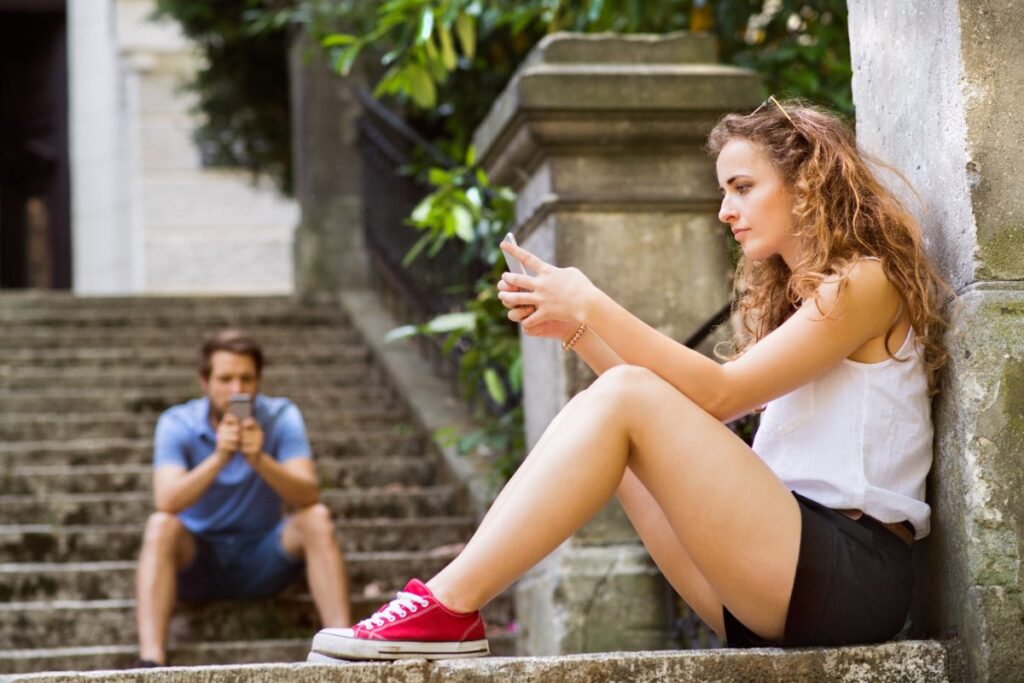 Une femme lisant du message sur son téléphone