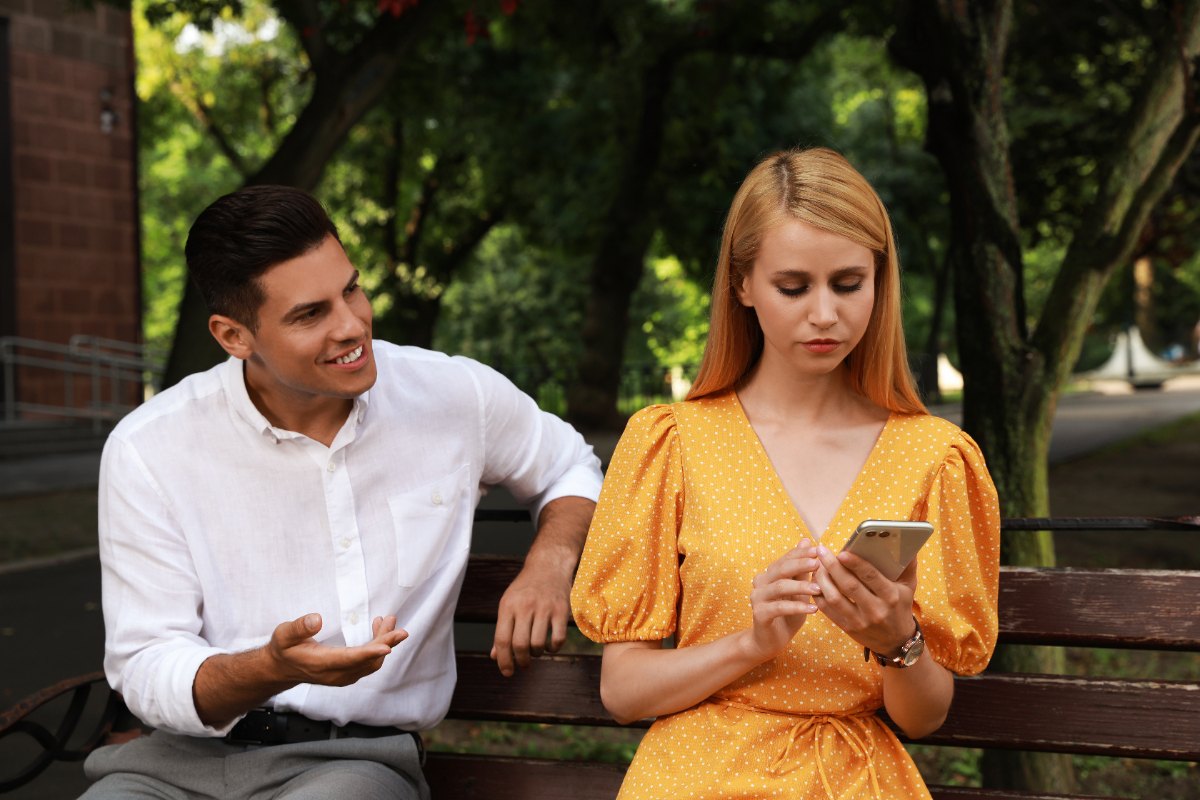 Une femme qui regarde son téléphone