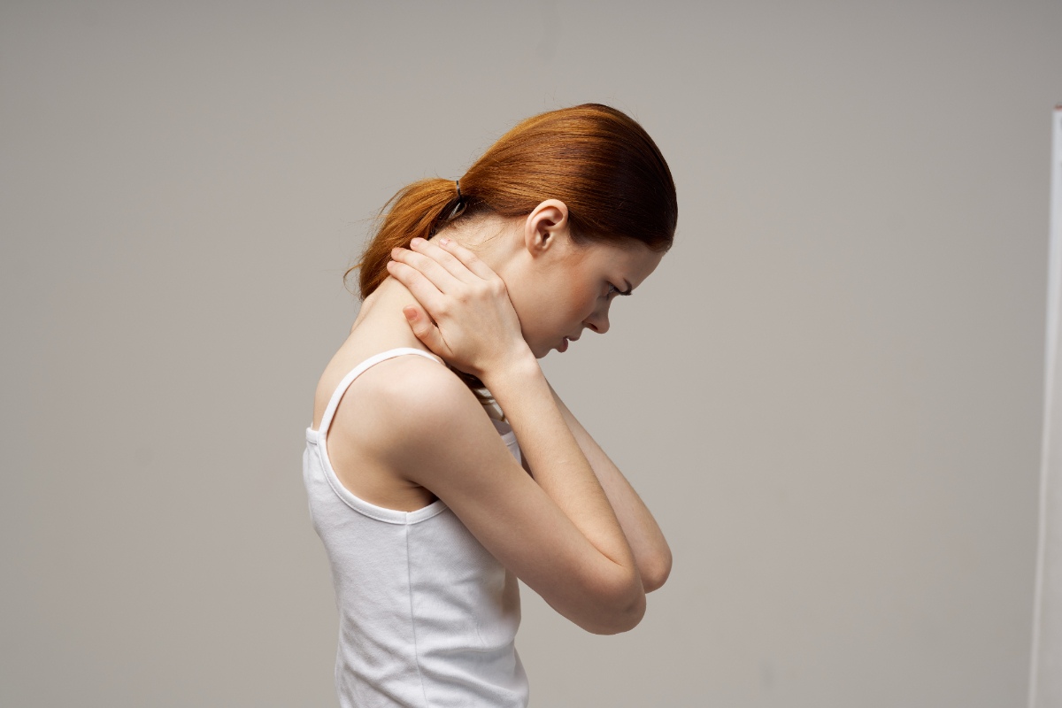 Une femme qui souffre de douleur cervicale