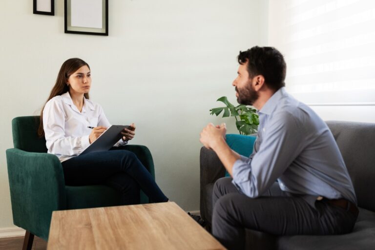 Un homme et une femme qui discute pendant la séance de thérapie