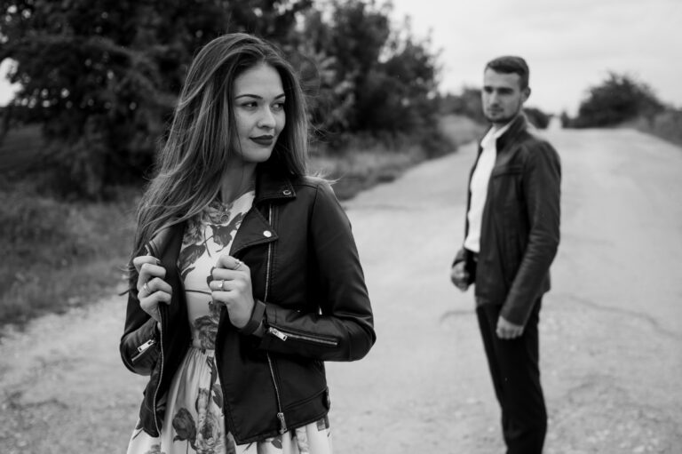Un homme qui regarde son ex femme