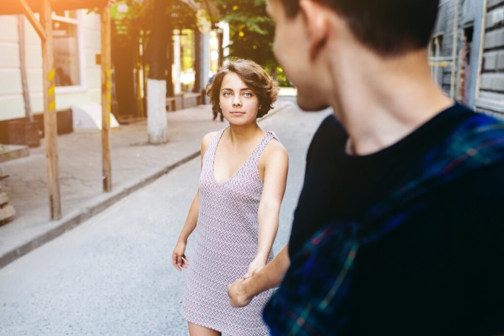 Un homme qui tient la main d'une femme