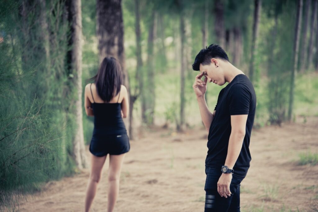 Un homme triste et une femme qui lui tourne le dos