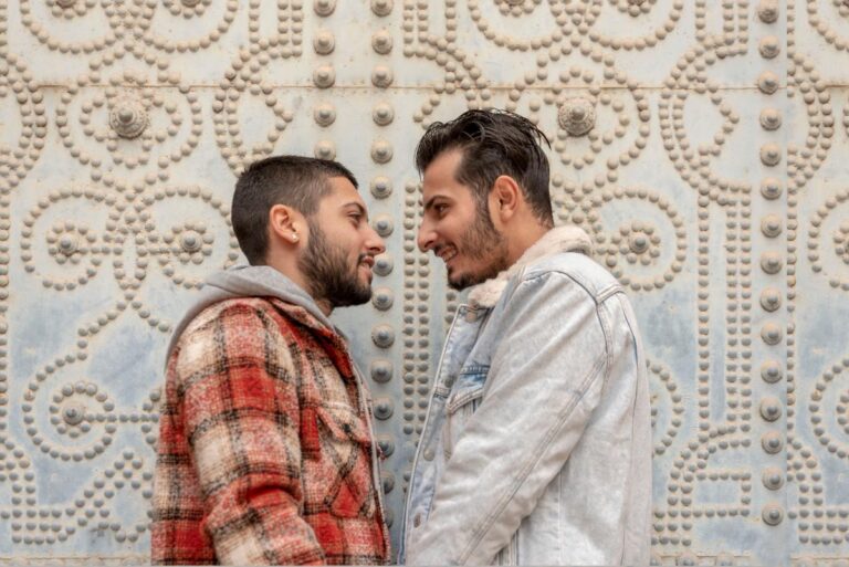 Des hommes qui se regardent avec affection