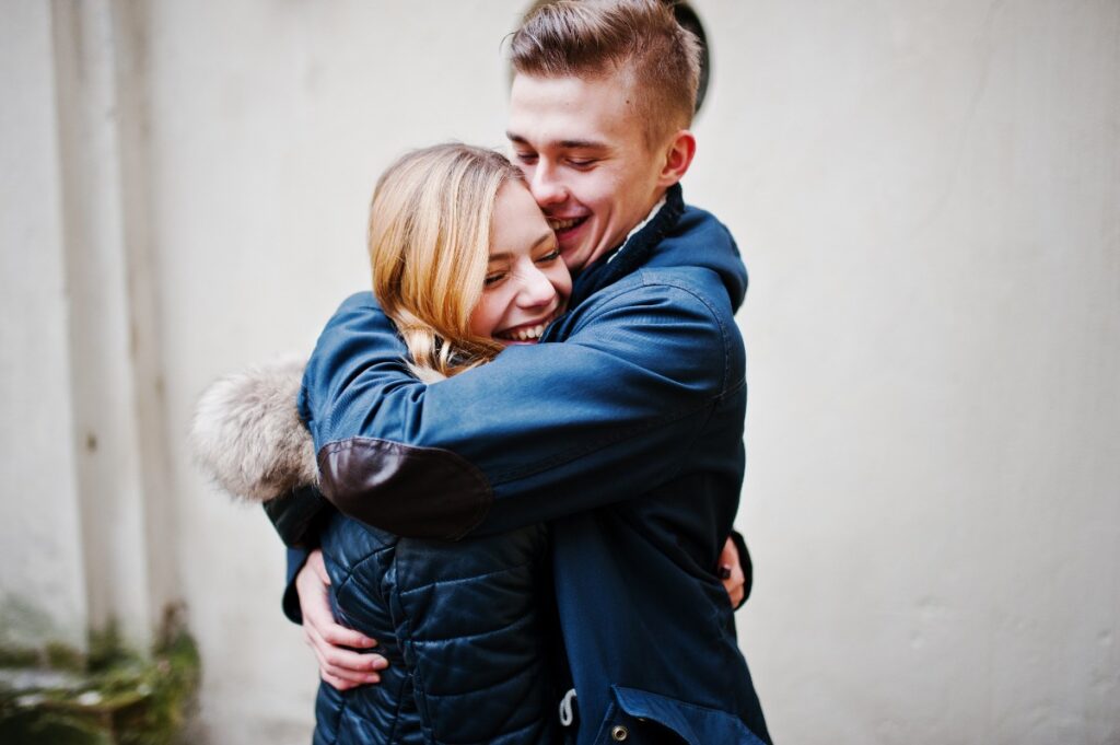 Un jeune couple affectueux faisant un câlin
