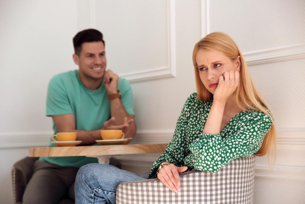 Une jeune femme déçue par son homme