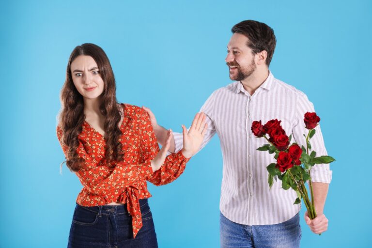 Une jeune femme rejetant un hommes portant des roses rouges