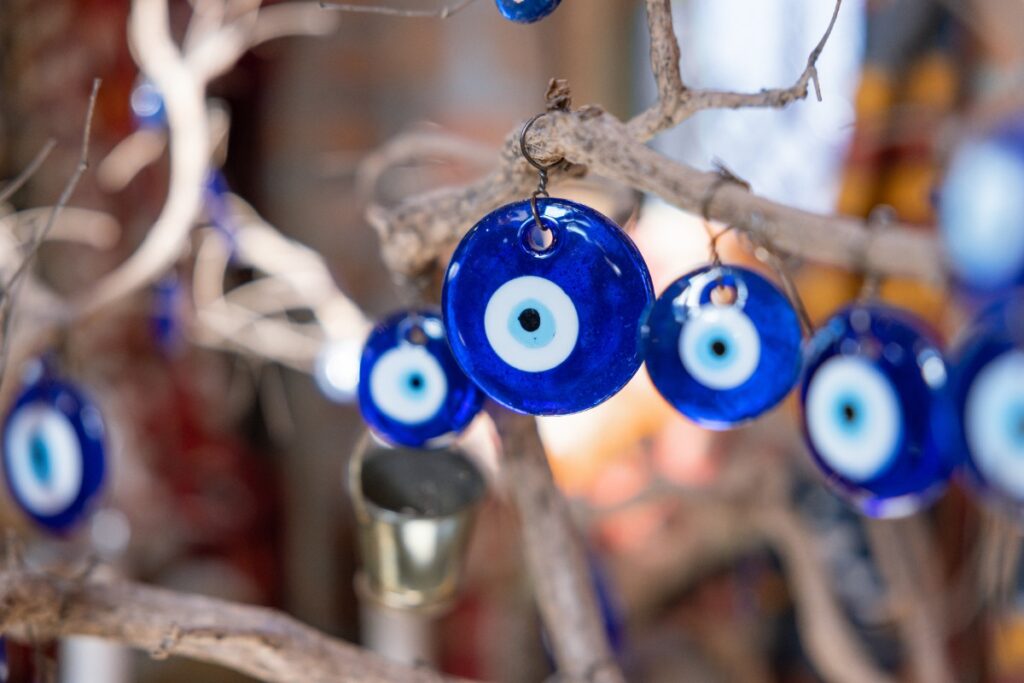 Des oeils de protections suspendues sur une branche
