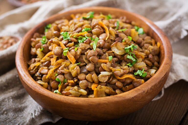 Un plat de lentilles avec des carottes et du persil